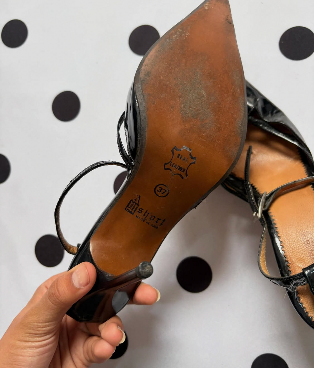 Whimsical pointed black-heels