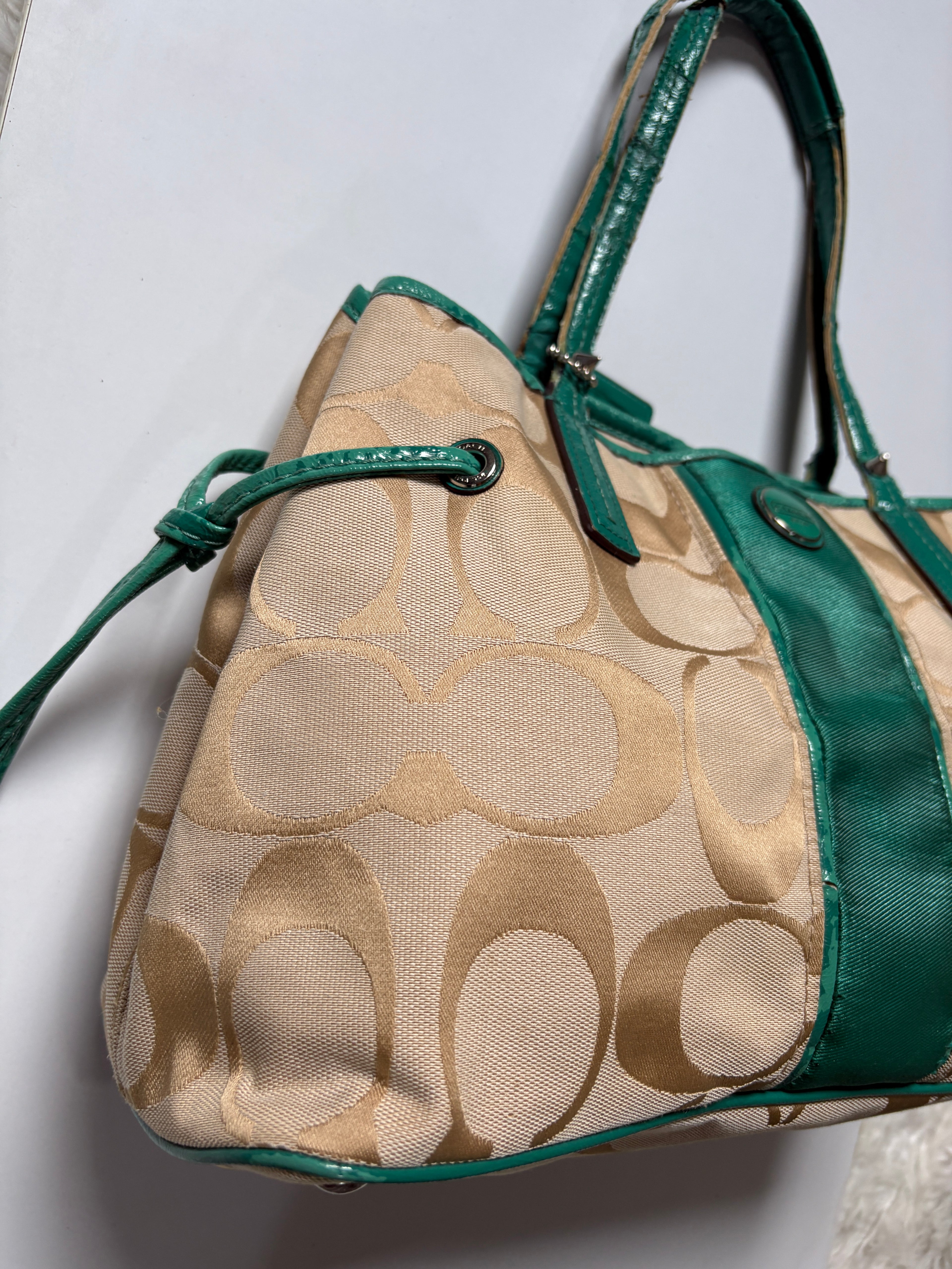Authentic coach bag in green leather
