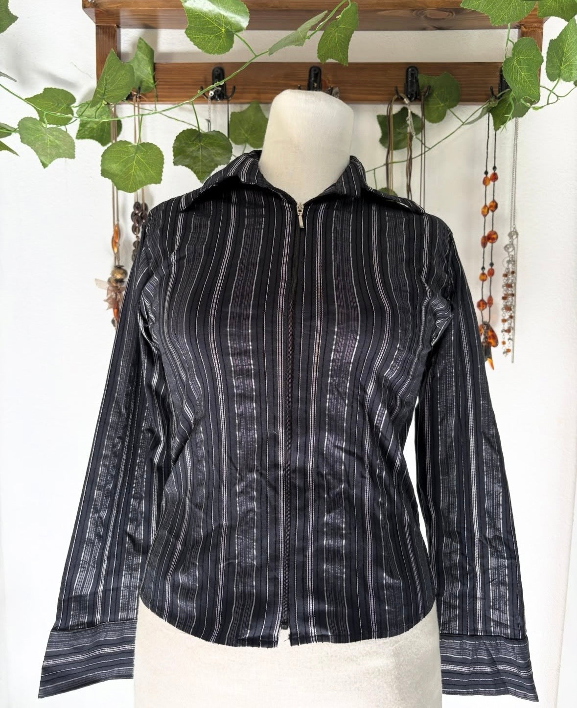 Zippered fitted striped shirt