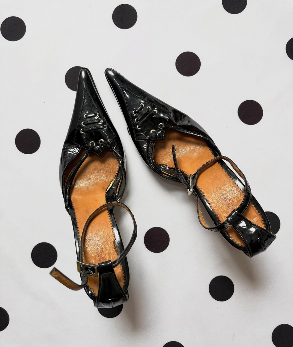 Whimsical pointed black-heels