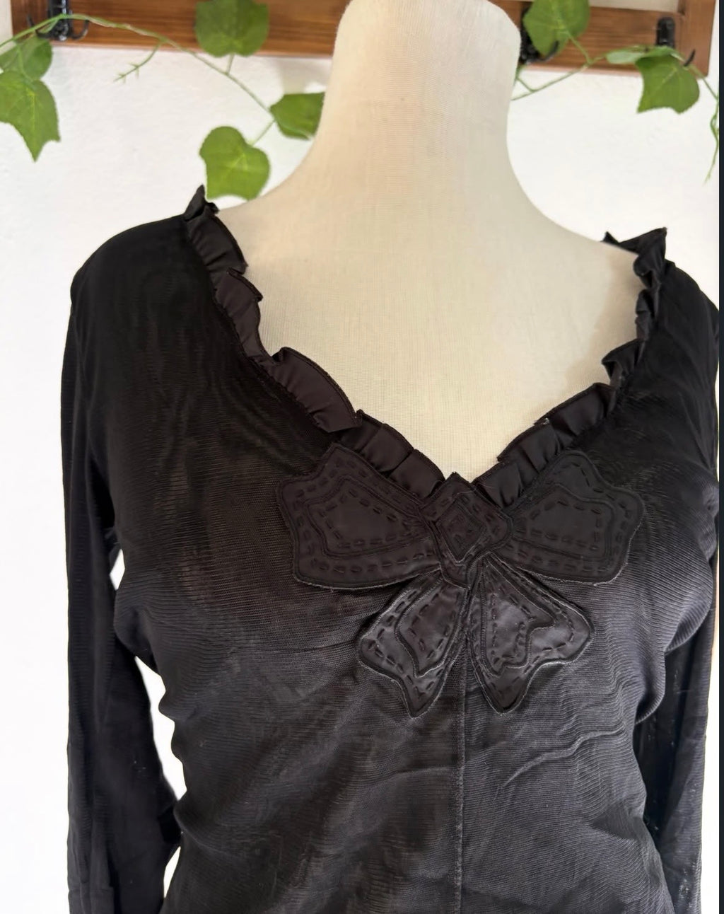 Double layered mesh top with middle bow and ruffle edges