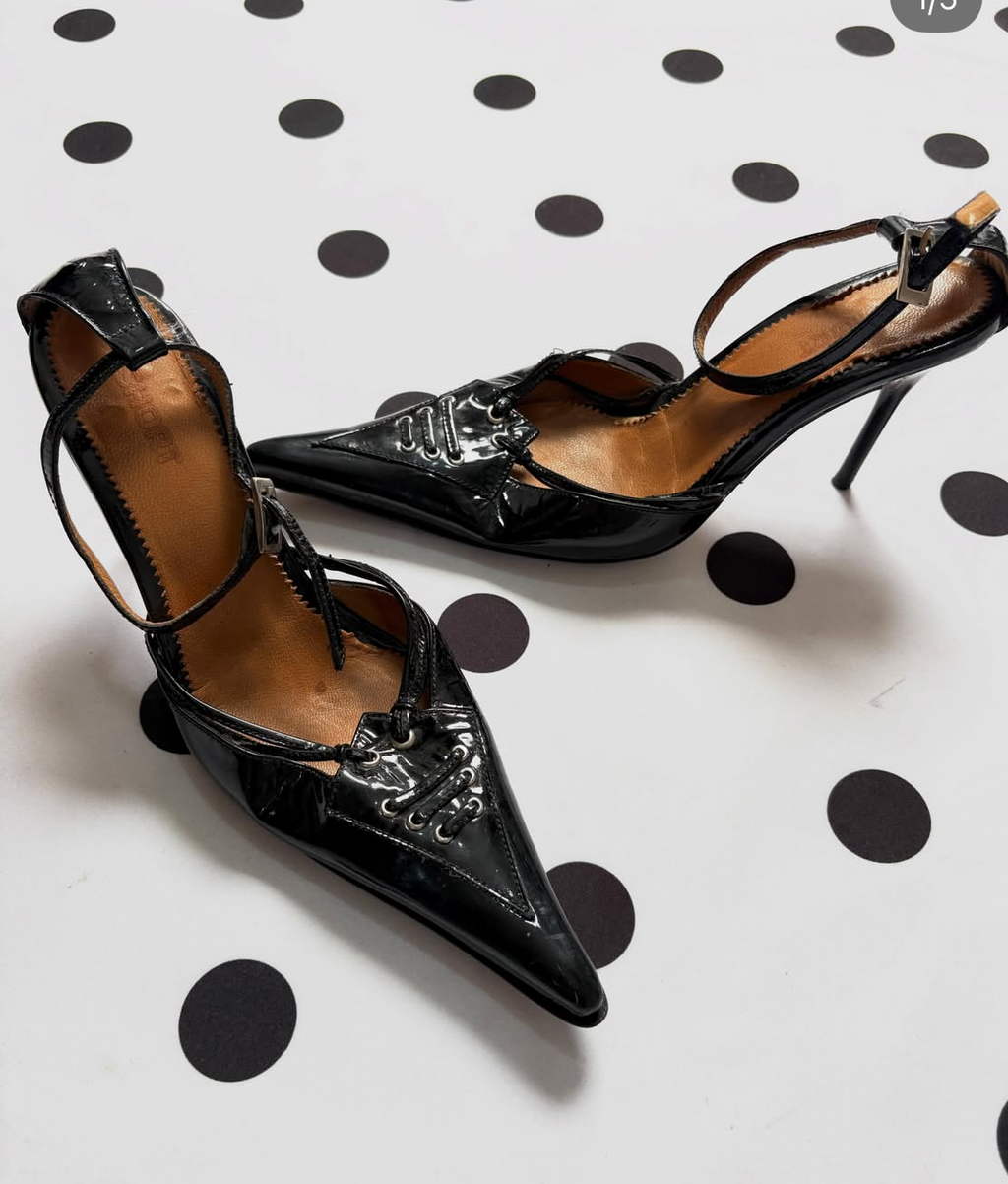 Whimsical pointed black-heels