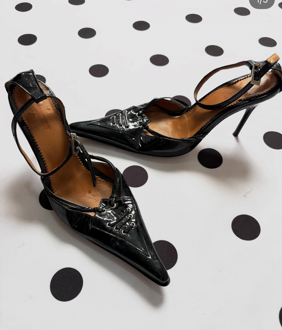 Whimsical pointed black-heels